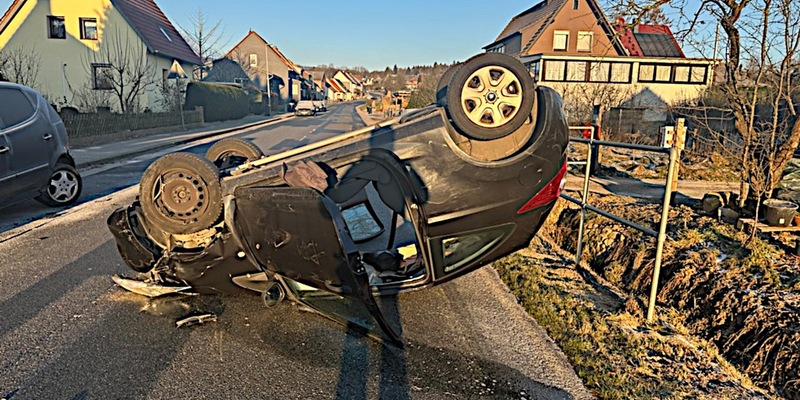 POL-HM: Auto kippt nach Kollision auf das Fahrzeugdach - Foto: presseportal.de