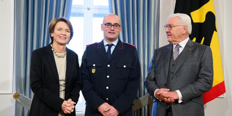 Bundespräsident Frank-Walter Steinmeier und seine Frau Elke Büdenbender begrüßen Torben Voigt aus Verden (M) beim Neujahrsempfang im Schloss Bellevue. - Foto: Bernd von Jutrczenka/dpa