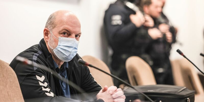 Thomas Drach sitzt im Gerichtssaal auf der Anklagebank. - Foto: Oliver Berg/dpa