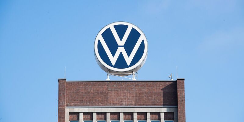 Volkswagen hat im letzten Jahr deutlich mehr Autos verkauft als zuvor. - Foto: Julian Stratenschulte/dpa/Symbolbild