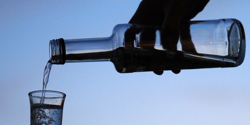 Alkohol unerlaubt auf der Klassenfahrt trinken? Keine gute Idee. - Foto: Soeren Stache/dpa-Zentralbild/ZB