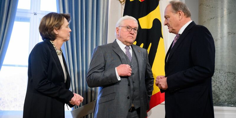 Bundespräsident Frank-Walter Steinmeier (M.) und seine Frau Elke Büdenbender (l.) begrüßen Joachim Rukwied, Präsident des Deutschen Bauernverbandes. - Foto: Bernd von Jutrczenka/dpa