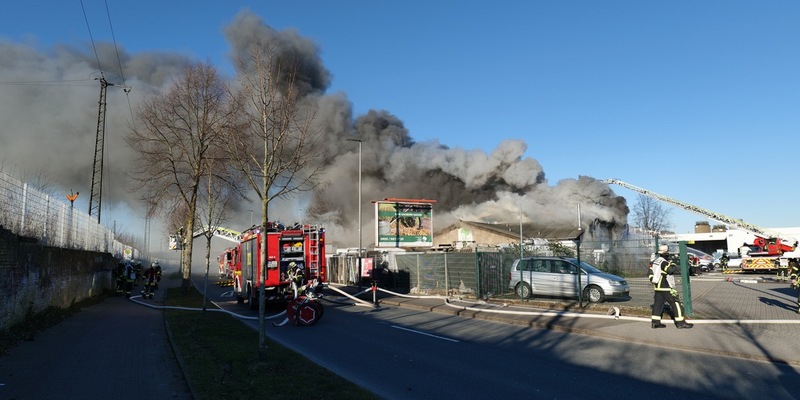 FW-DO: Lagerhalle mit Werkstatt ausgebrannt - Foto: presseportal.de