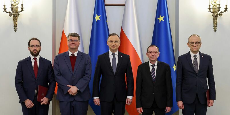 Präsident Andrzej Duda (M.) posiert mit den verurteilten Pis-Politikern Maciej Wasik (2.v.l) und Mariusz Kaminski (2.v.r) im Präsidentenpalast. - Foto: President Palace/Jakub Szymczuk/AP/dpa