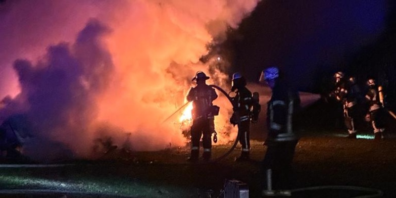 FW-Schermbeck: Brand Wohnwagen - Foto: presseportal.de