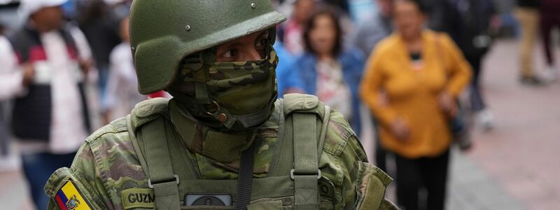 Sicherheitsmaßnahmen in Quito: Soldaten patrouillieren vor dem Regierungspalast. - Foto: Dolores Ochoa/AP/dpa