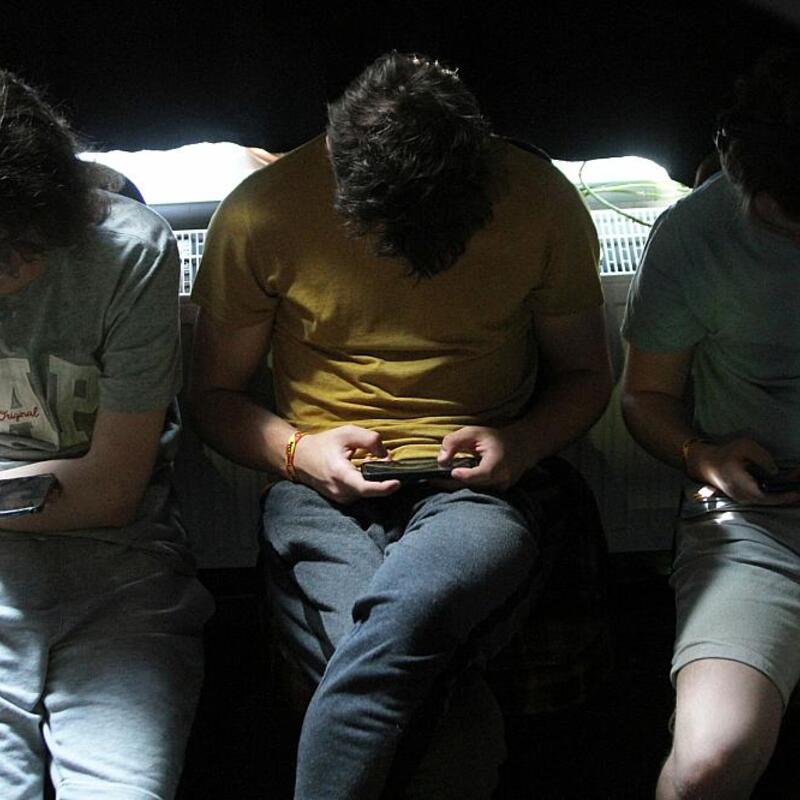 Junge Leute mit Smartphones (Archiv) - Foto: über dts Nachrichtenagentur