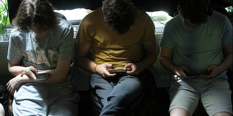 Jongeren met smartphones (archief) - Foto: via persbureau dts
