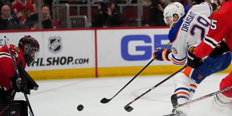 Edmontons Leon Draisaitl (29) scheitert an Torwart Petr Mrazek von den Chicago Blackhawks. - Foto: Erin Hooley/AP
