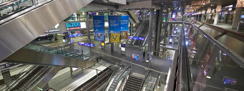 Der Berliner Hauptbahnhof ist menschenleer. - Foto: Joerg Carstensen/dpa