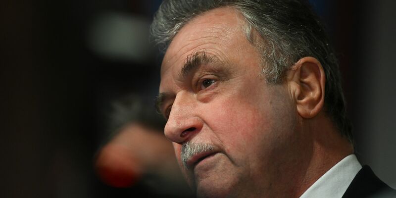 «Wenn nichts kommt bis Freitag, machen wir eine Pause und gehen in den nächsten Arbeitskampf», sagt Claus Weselsky, Vorsitzender der Gewerkschaft Deutscher Lokomotivführer. - Foto: Arne Dedert/dpa