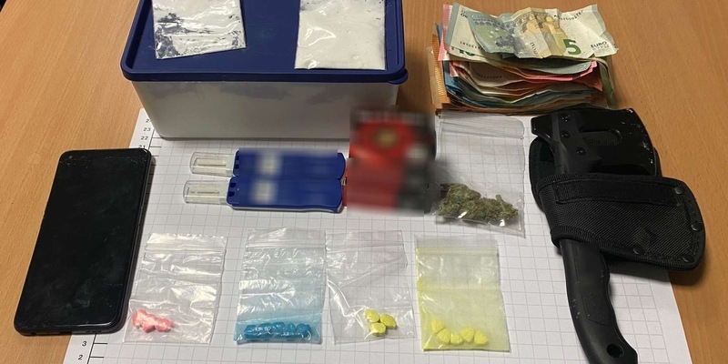 BPOL NRW: Bunter Strauß an Drogen - Bundespolizei nimmt mutmaßlichen Drogendealer fest - Foto: presseportal.de
