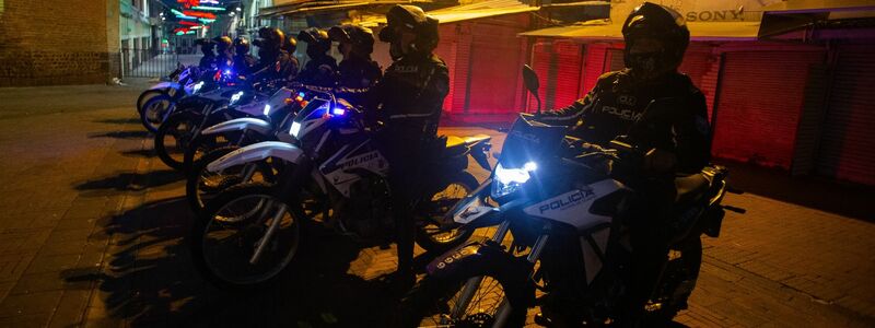 Die Polizei zeigt Präsenz auf den Straßen der Hauptstadt. - Foto: Juan Diego Montenegro/dpa