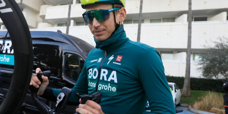 Lennard Kamna startet zu einer Trainingseinheit während des Wintercamps des Radsportteams Bora-hansgrohe auf Mallorca. - Foto: Clara Margais/dpa