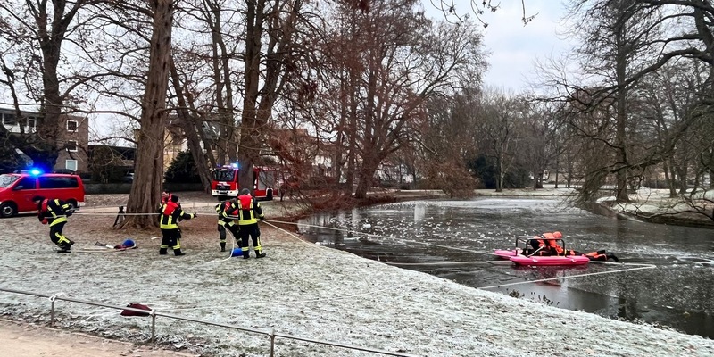 FW Celle: Feuerwehr warnt vor dem Betreten von Eisflächen - Eisretter der Feuerwehr Celle einsatzbereit! - Foto: presseportal.de