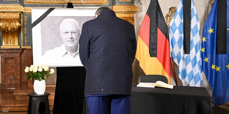 Bayerns Ministerpräsident Markus Söder verneigt sich vor dem Porträt von Franz Beckenbauer. - Foto: Tobias Hase/dpa