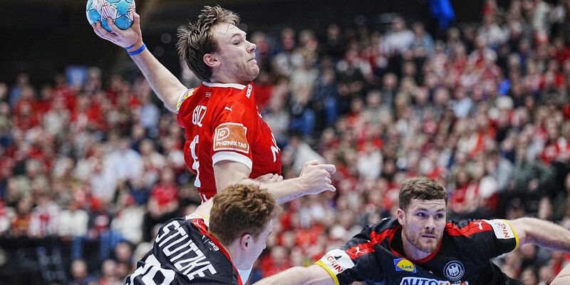 Mathias Gidsel (am Ball) strebt mit Dänemark bei der EM den dritten Titelgewinn nach 2008 und 2012 an. - Foto: Bo Amstrup/Ritzau Scanpix/AP/dpa