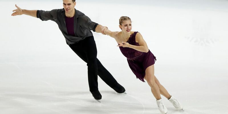 Greifen bei der EM nach dem Titel im Paarlauf: Minerva Hase und Nikita Wolodin. - Foto: Mindaugas Kulbis/AP/dpa