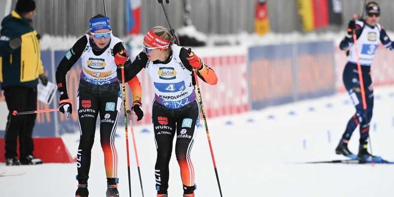 Die deutsche Staffel um Franziska Preuß (l) und Hanna Kebinger wurde in Ruhpolding Dritte. - Foto: Sven Hoppe/dpa