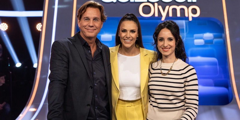 Der Alte gegen den Quizduell-Olymp: Thomas Heinze und Stephanie Stumph bei Esther Sedlaczek / Quizduell-Olymp am Freitag, 12. Januar, 18:50 Uhr im Ersten - Foto: presseportal.de