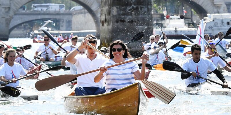 Anne Hidalgo (vorne) paddelt auf der Seine. - Foto: Martin Bureau/POOL AFP/AP/dpa