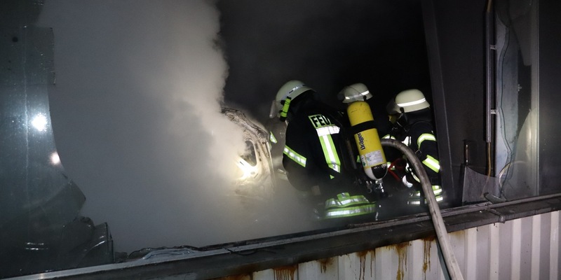 FFW Schiffdorf: Aufmerksamer Passant und schnelles Eingreifen verhindern Großfeuer in Schiffdorfer Gewerbegebiet - Foto: presseportal.de