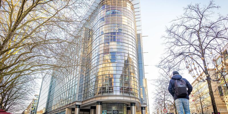 Eine geschlossene Filiale der Warenhauskette Galeria Karstadt Kaufhof in Hannover. - Foto: Moritz Frankenberg/dpa