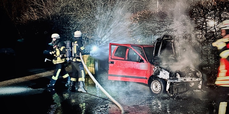 FFW Schwalmtal: Feuerwehr löscht brennenden PKW - Foto: presseportal.de