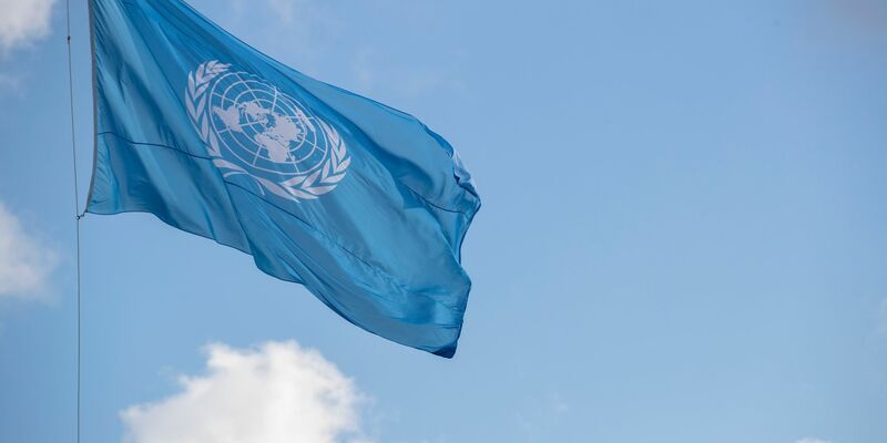 Die Flagge der Vereinten Nationen: An Bord des UN-Hubschraubers sollen acht Menschen gewesen sein. - Foto: Nicolas Maeterlinck/BELGA/dpa