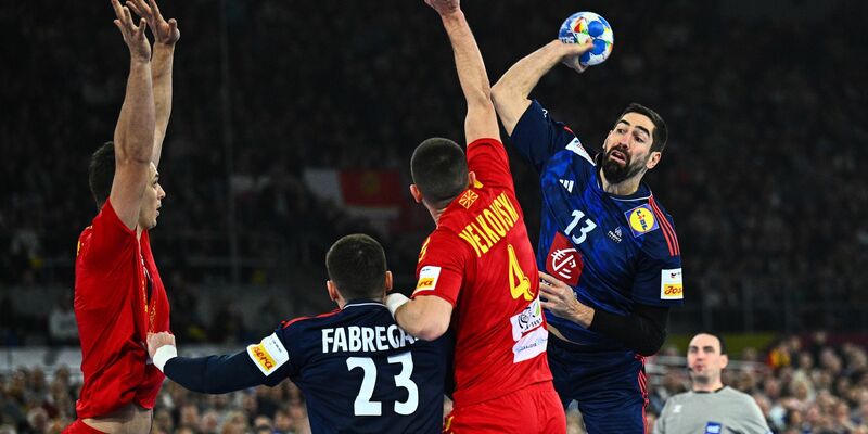 Die Franzosen um Nikola Karabatic (r) setzten sich zum Auftakt der EM gegen Nordmazedonien durch. - Foto: Tom Weller/dpa