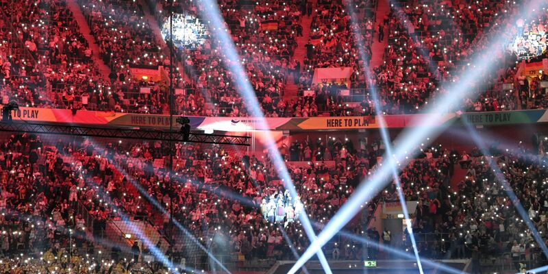 Mehr als 53.000 Zuschauer sorgten in Düsseldorf für einen Weltrekord bei einem Hallen-Handballspiel. - Foto: Federico Gambarini/dpa