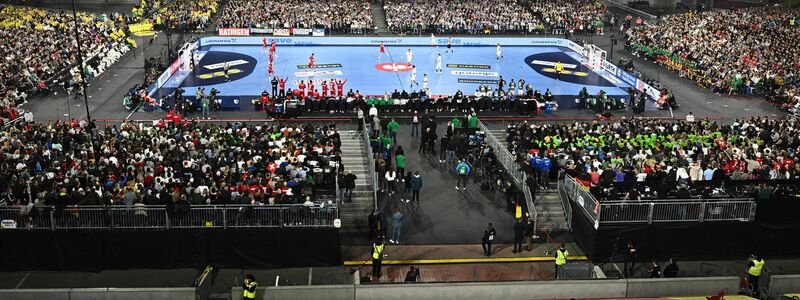 53.586 Zuschauer verfolgten den EM-Auftakt der DHB-Auswahl. Nie zuvor waren mehr Fans bei einem Hallen-Handballspiel dabei. - Foto: Tom Weller/dpa
