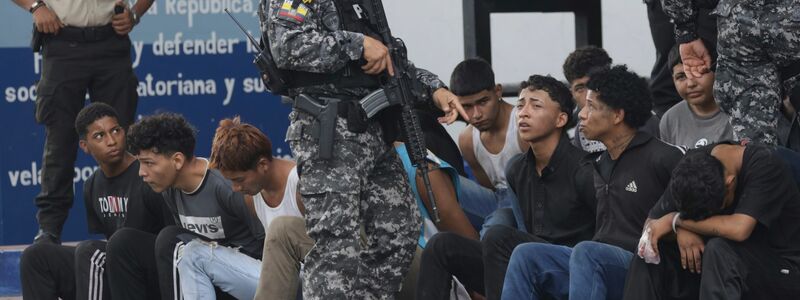 Im Kampf gegen kriminelle Banden haben die ecuadorianischen Sicherheitskräfte 329 Verdächtige festgenommen. - Foto: Cesar Munoz/AP/dpa