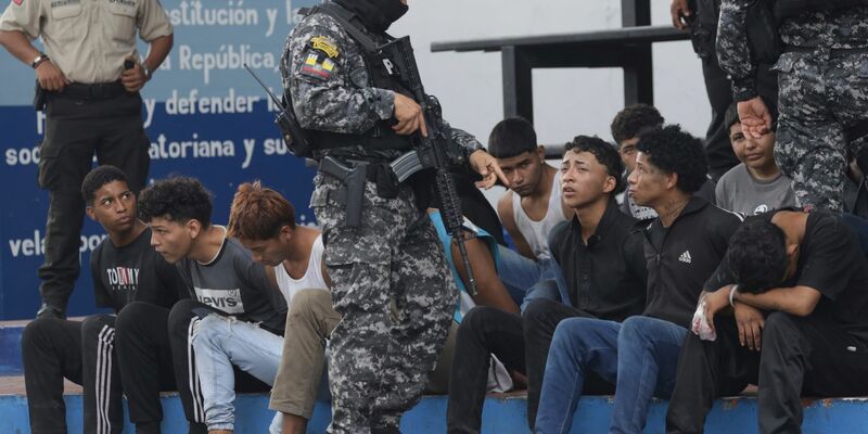 Im Kampf gegen kriminelle Banden haben die ecuadorianischen Sicherheitskräfte 329 Verdächtige festgenommen. - Foto: Cesar Munoz/AP/dpa