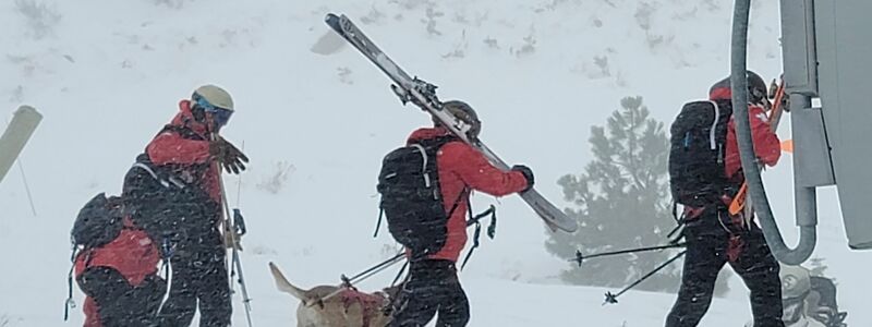 Bei einem Lawinenabgang in einem kalifornischen Skigebiet ist ein Mensch gestorben. Drei weitere Skiläufer sind von den Schneemassen mitgerissen und dabei leicht verletzt worden. - Foto: Mark Sponsler/AP/dpa