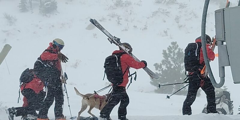 Rettungskräfte im Einsatz. - Foto: Mark Sponsler/AP/dpa