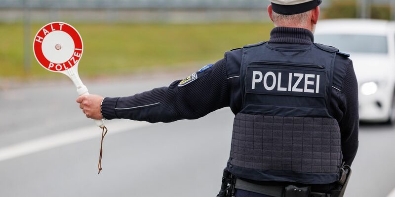 Um die Schleusungskriminalität stärker zu bekämpfen und irreguläre Migration zu begrenzen, hat die Bundesinnenministerin Grenzkontrollen angeordnet. - Foto: Daniel Karmann/dpa