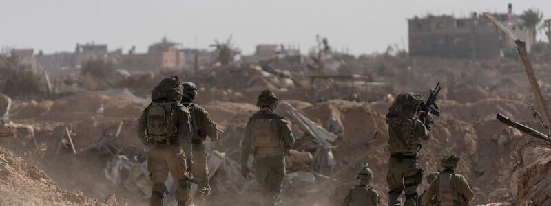 Israelische Soldaten gehen während einer Bodenoperation in Stellung. - Foto: Ohad Zwigenberg/AP