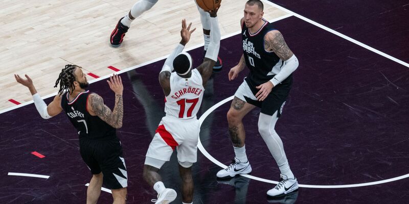 Dennis Schröder (M) kommt zum Wurf, vor ihm Daniel Theis von den Los Angeles Clippers. - Foto: Maximilian Haupt/dpa