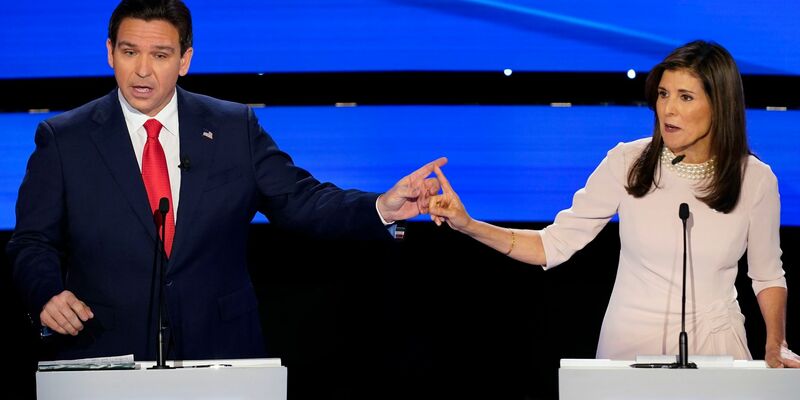 Zank und Streit auf der Bühne: Ron DeSantis und Nikki Haley bei der Debatte in Des Moines. - Foto: Andrew Harnik/AP