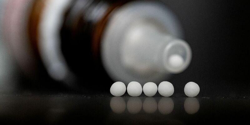 Bundesgesundheitsminister Lauterbach will «die Möglichkeit der Krankenkassen, in der Satzung auch homöopathische und anthroposophische Leistungen vorzusehen, streichen». - Foto: Marijan Murat/dpa