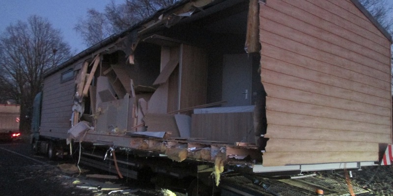 POL-DEL: Autobahnpolizei Ahlhorn: Verkehrsunfall mit hohem Sachschaden auf einem Parkplatz der Autobahn 28 in Hatten - Foto: presseportal.de
