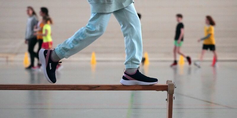 Im Corona-Lockdown haben sich Kinder und Jugendliche weniger bewegt. Dieser Trend hält an, zeigt eine Studie. - Foto: Soeren Stache/dpa