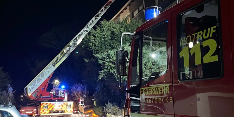 FW-EN: Kaminbrand im Dahlienweg - Feuerwehr mit Drehleiter unter Atemschutz im Einsatz - Foto: presseportal.de