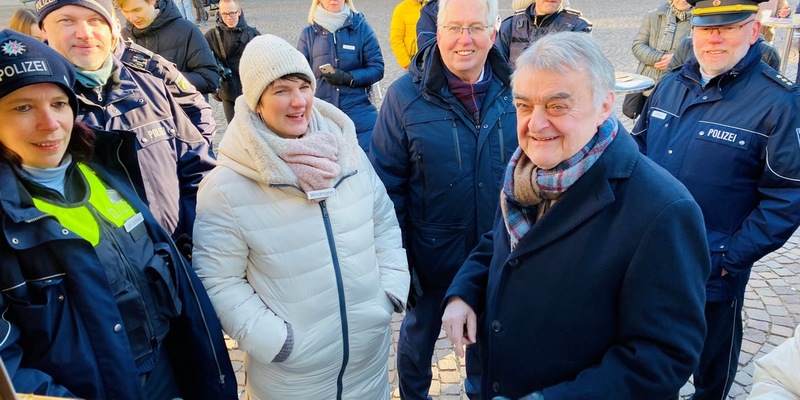 POL-HF: Coffee with a Cop- auf einen Kaffee mit uns- Besuch des Innenministers Herbert Reul - Foto: presseportal.de