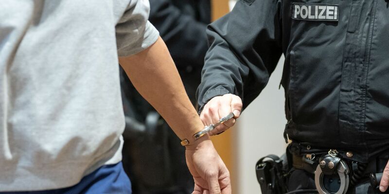 Der angeklagte Lkw-Fahrer wird in den Gerichtssaal geführt. - Foto: Lukas Barth/dpa