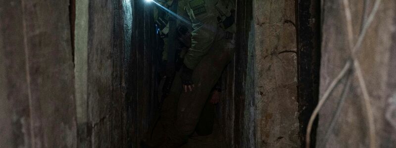 Israelische Soldaten zeigen Journalisten einen Tunnel unterhalb von Chan Junis. - Foto: Ohad Zwigenberg/AP