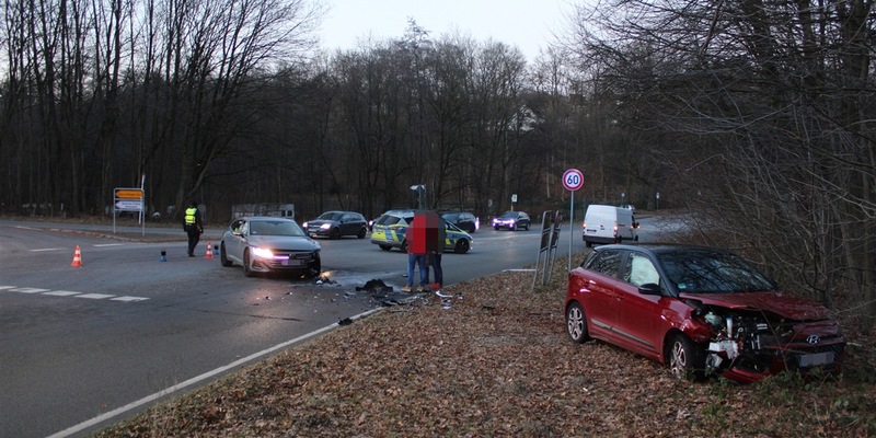 POL-RBK: Wermelskirchen - Pkw beim Abbiegen übersehen - eine Person leicht verletzt - Foto: presseportal.de