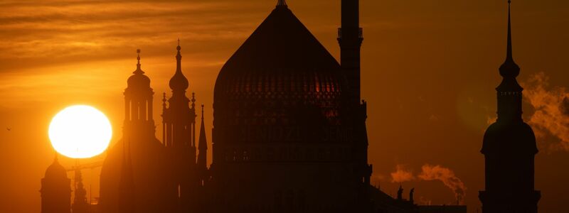 In Dresden geht die Sonne auf. - Foto: Sebastian Kahnert/dpa