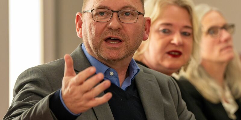 Verdi-Chef Frank Werneke kritisiert, dass die Ampel versuche, die hohen Kosten für den klimagerechten Umbau von Wirtschaft und Gesellschaft in den normalen Bundeshaushalt zu pressen. Die Gegenfinanzierung sei sachfremd und teils absurd. - Foto: Soeren Stache/dpa